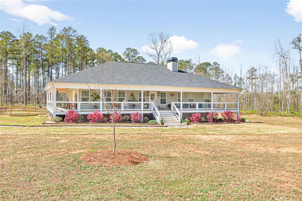 a view of an outdoor space with yard