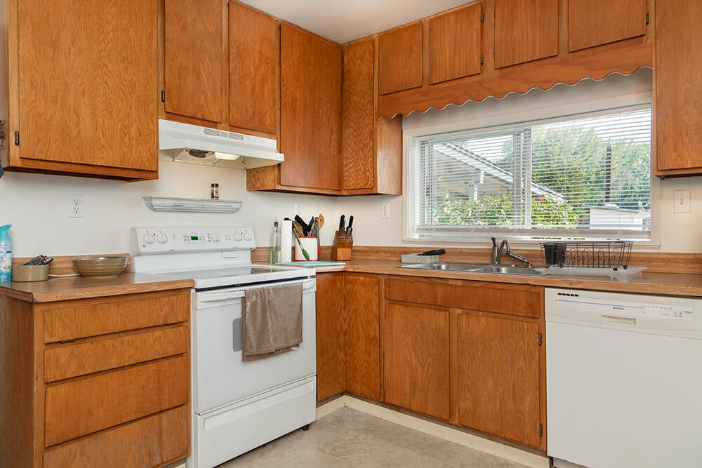 2776 Merlin Road Grants Pass, OR 97526 - Photo 11 of 26 10