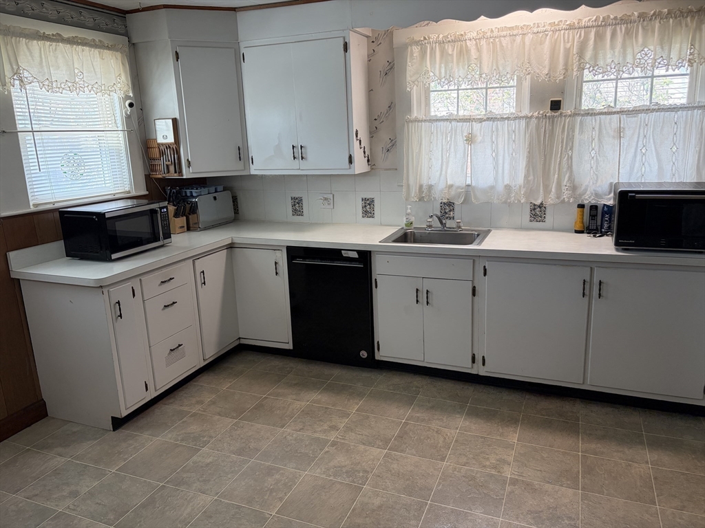 319 West Street Reading, MA 01867 - Photo 6 of 15