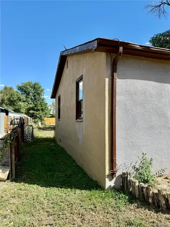 a view of backyard of the house