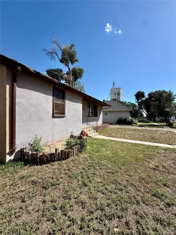 a view of a house with a backyard