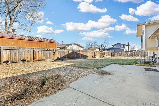 a view of a house with backyard