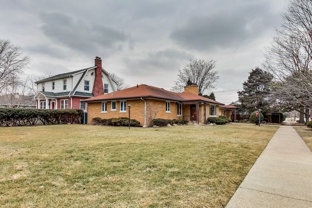 36 South Cowley Road Riverside, IL 60546 - Photo 4 of 42 a front view of a house with a yard