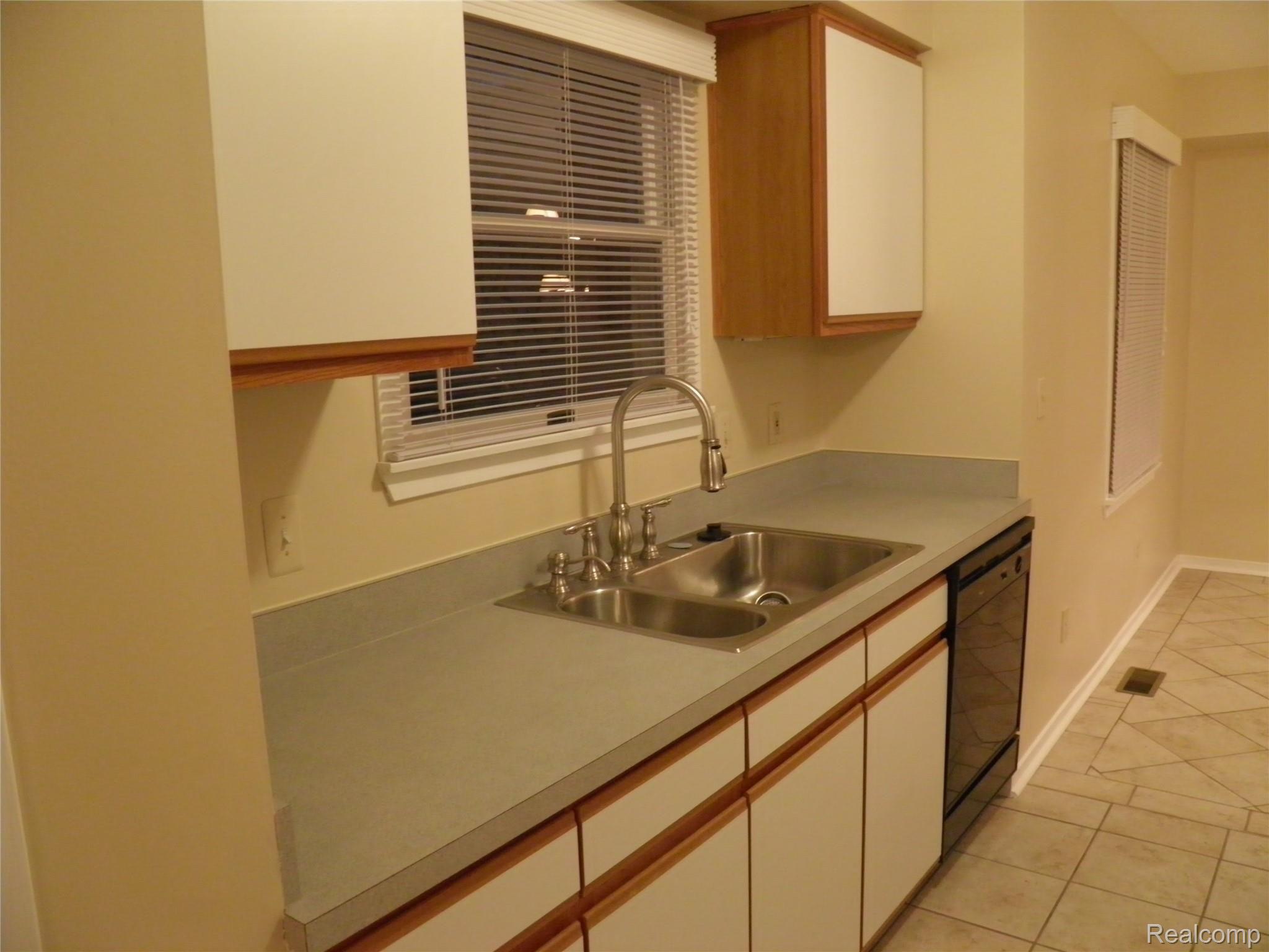 2191 North Milford Road Highland, MI 48357 - Photo 14 of 35 JLJM14.JPG