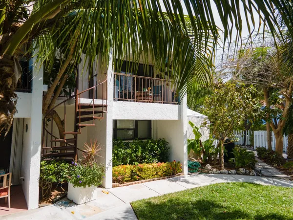 $549,000 | 601 West Ocean Drive, Unit 105D, Key Colony Beach, FL 33051