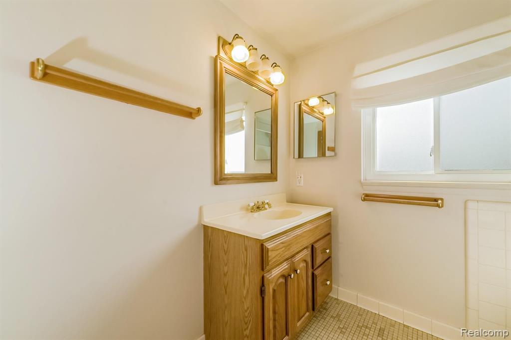 492 Baldwin Avenue Rochester, MI 48307 - Photo 13 of 21