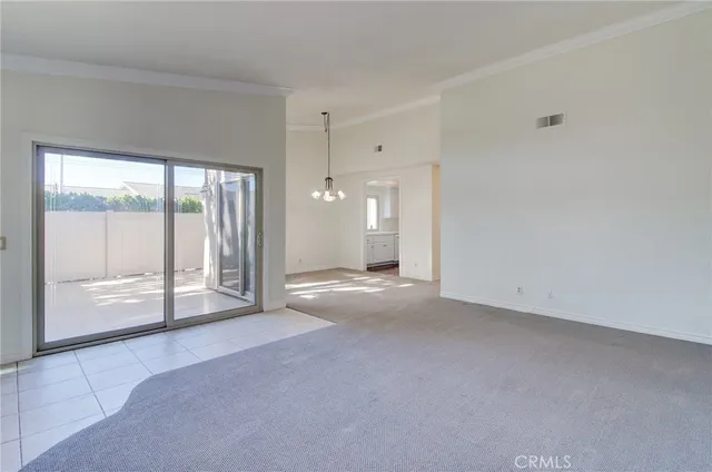 a view of entryway with an empty room