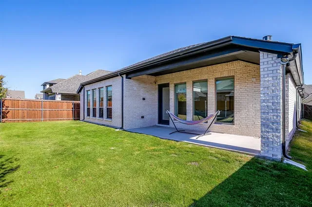 a view of a house with yard and porch