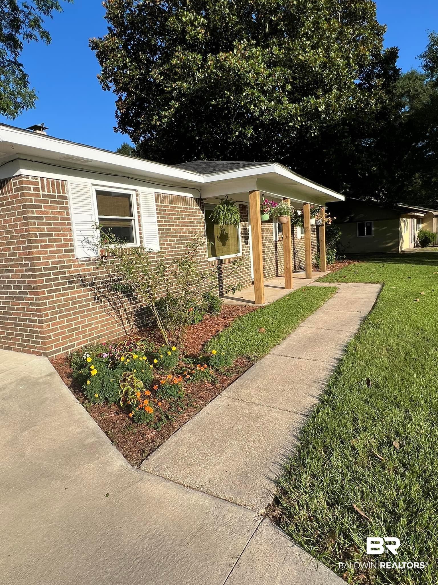 90 Florida Street Monroeville, AL 36460 - Photo 30 of 31 front lawn