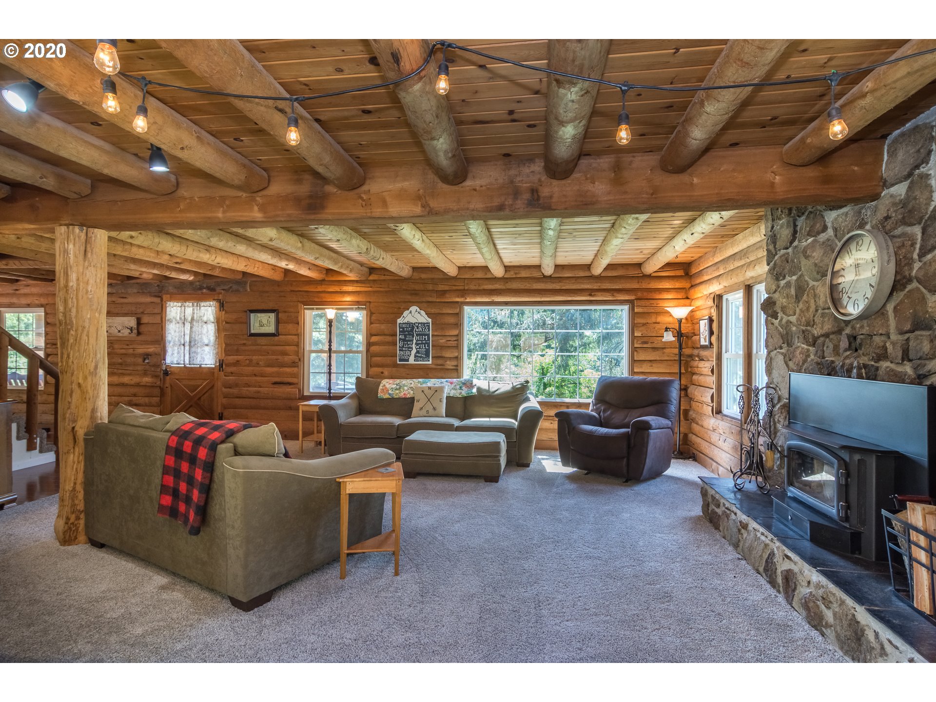 764 Upper Cleveland Rapids Road Roseburg, OR 97471 - Photo 11 of 31 Living Room