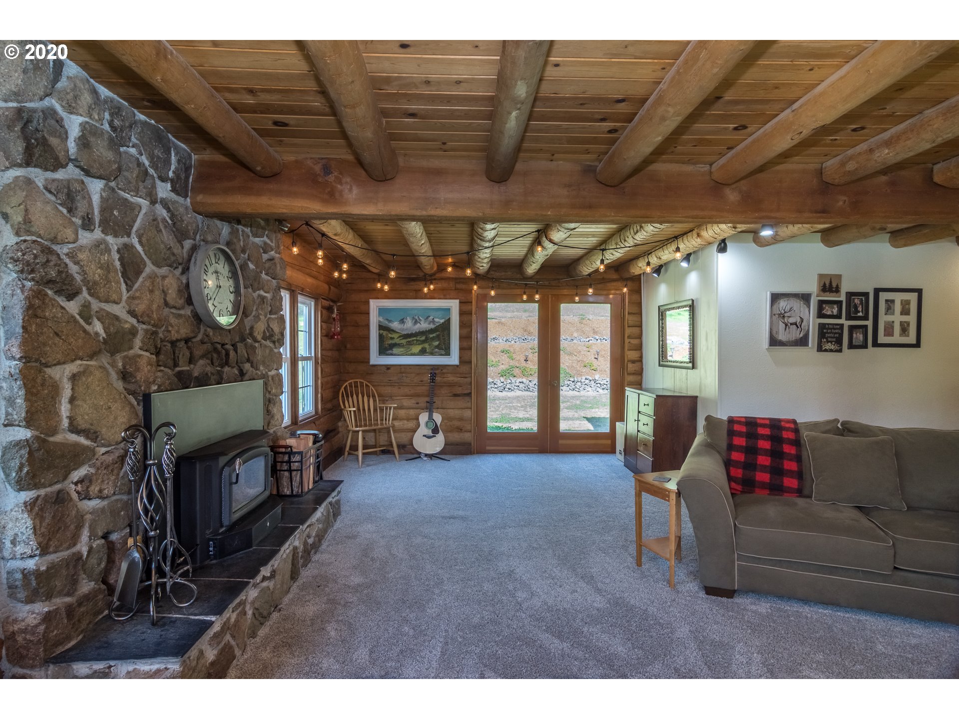 764 Upper Cleveland Rapids Road Roseburg, OR 97471 - Photo 12 of 31 Living Room