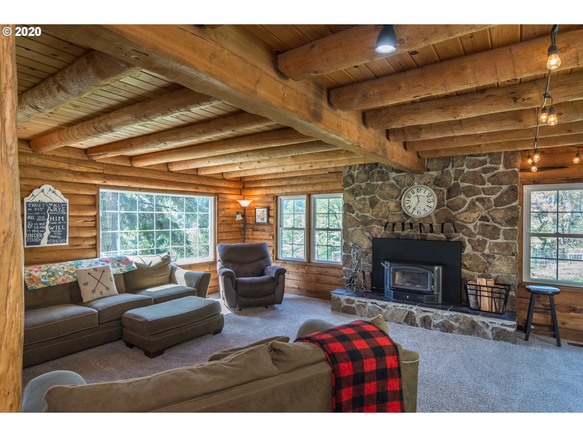 764 Upper Cleveland Rapids Road Roseburg, OR 97471 - Photo 10 of 31 Living Room