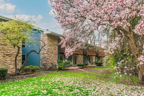 $189,900 | 300 Opatrny Drive, Unit 224, Fox River Grove, IL 60021