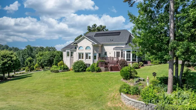 a view of a house with backyard and garden