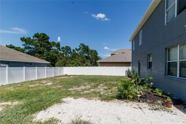 a view of a house with backyard and garden