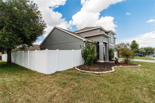 a view of a house with a yard