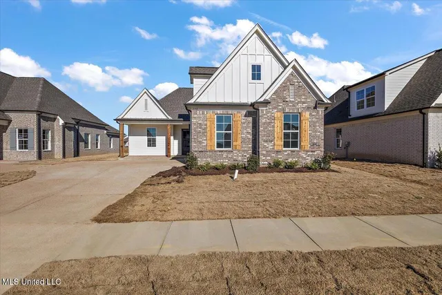 $346,900 | 738 Coahoma Court, Nesbit, MS 38651