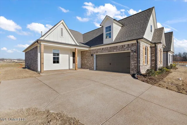 $346,900 | 738 Coahoma Court, Nesbit, MS 38651