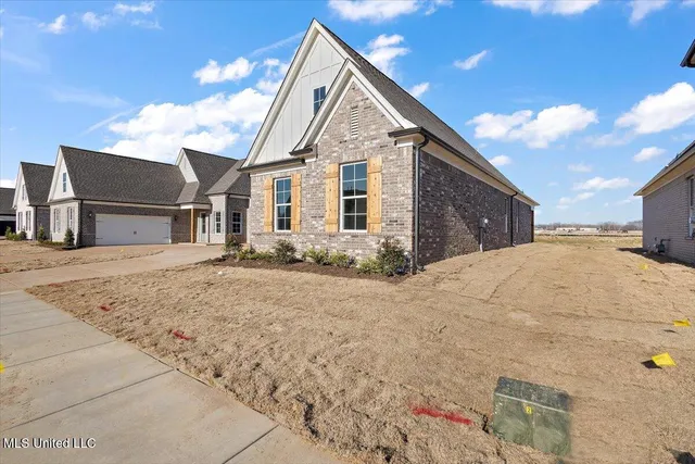 $346,900 | 738 Coahoma Court, Nesbit, MS 38651