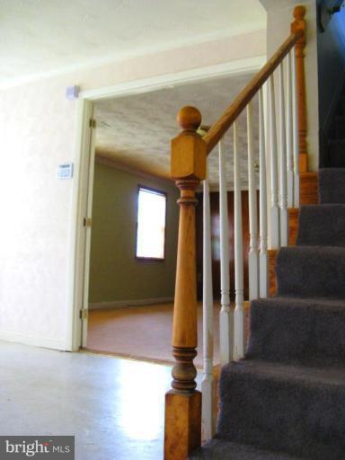 9416 Curran Road Silver Spring, MD 20901 - Photo 5 of 30 Entrance / Foyer