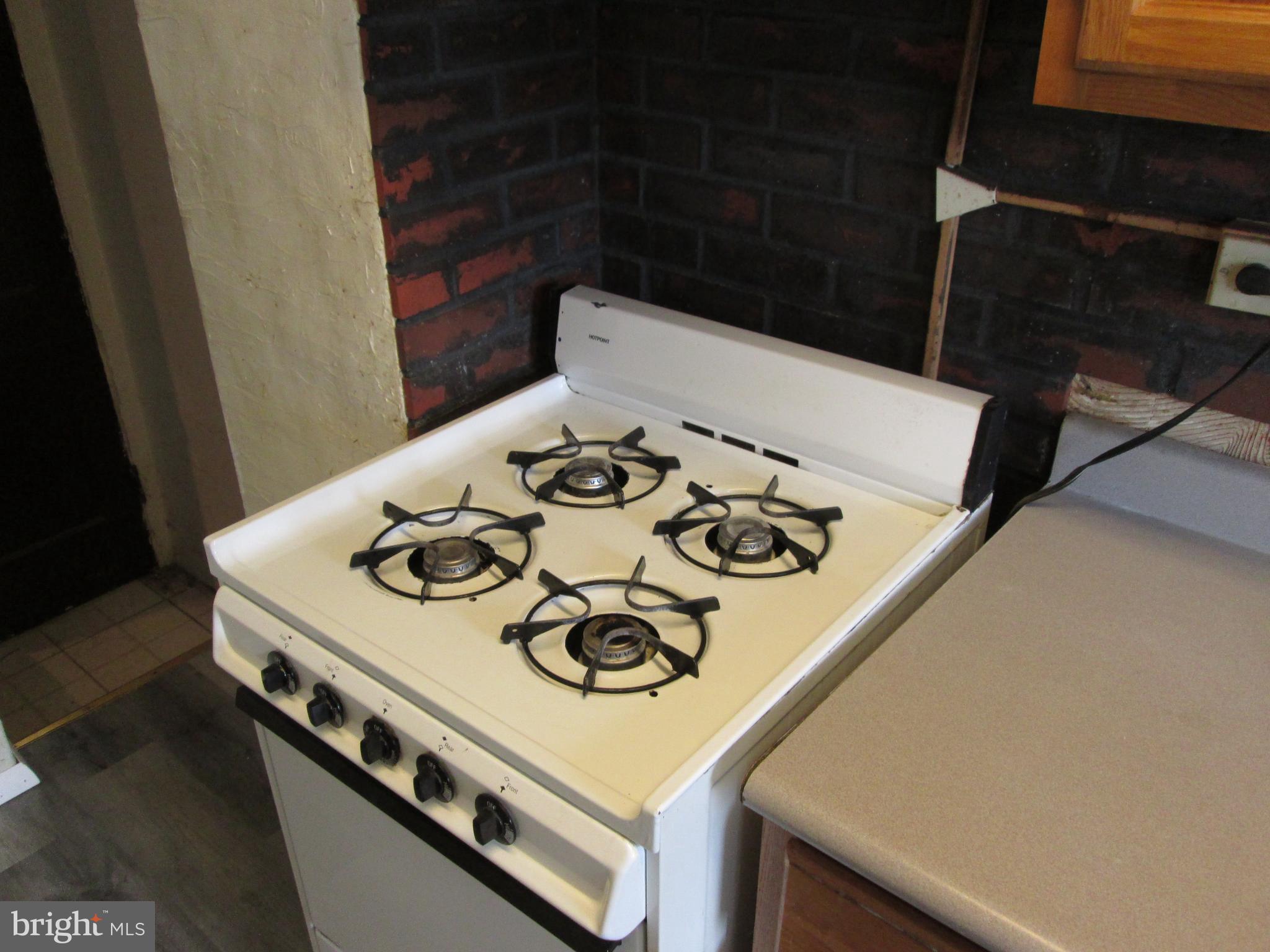 644 Copley Road Upper Darby, PA 19082 - Photo 20 of 47 a close view of stove top oven
