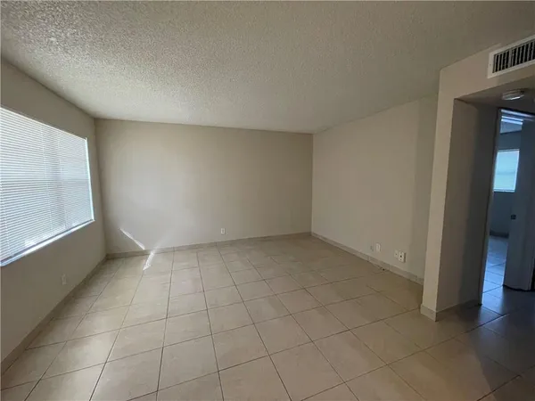 $1,700 | 5174 Northeast 6th Avenue, Unit 514, Oakland Park, FL 33334