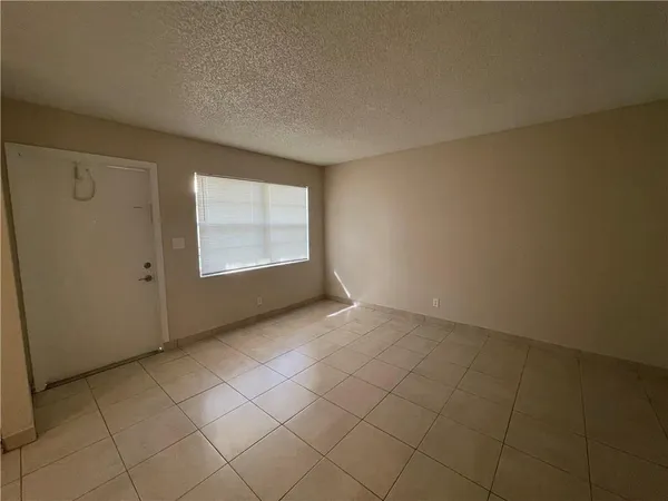 $1,700 | 5174 Northeast 6th Avenue, Unit 514, Oakland Park, FL 33334