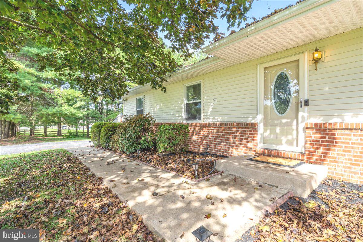 5163 Perry Road Mount Airy, MD 21771 - Photo 3 of 40 Come on in!