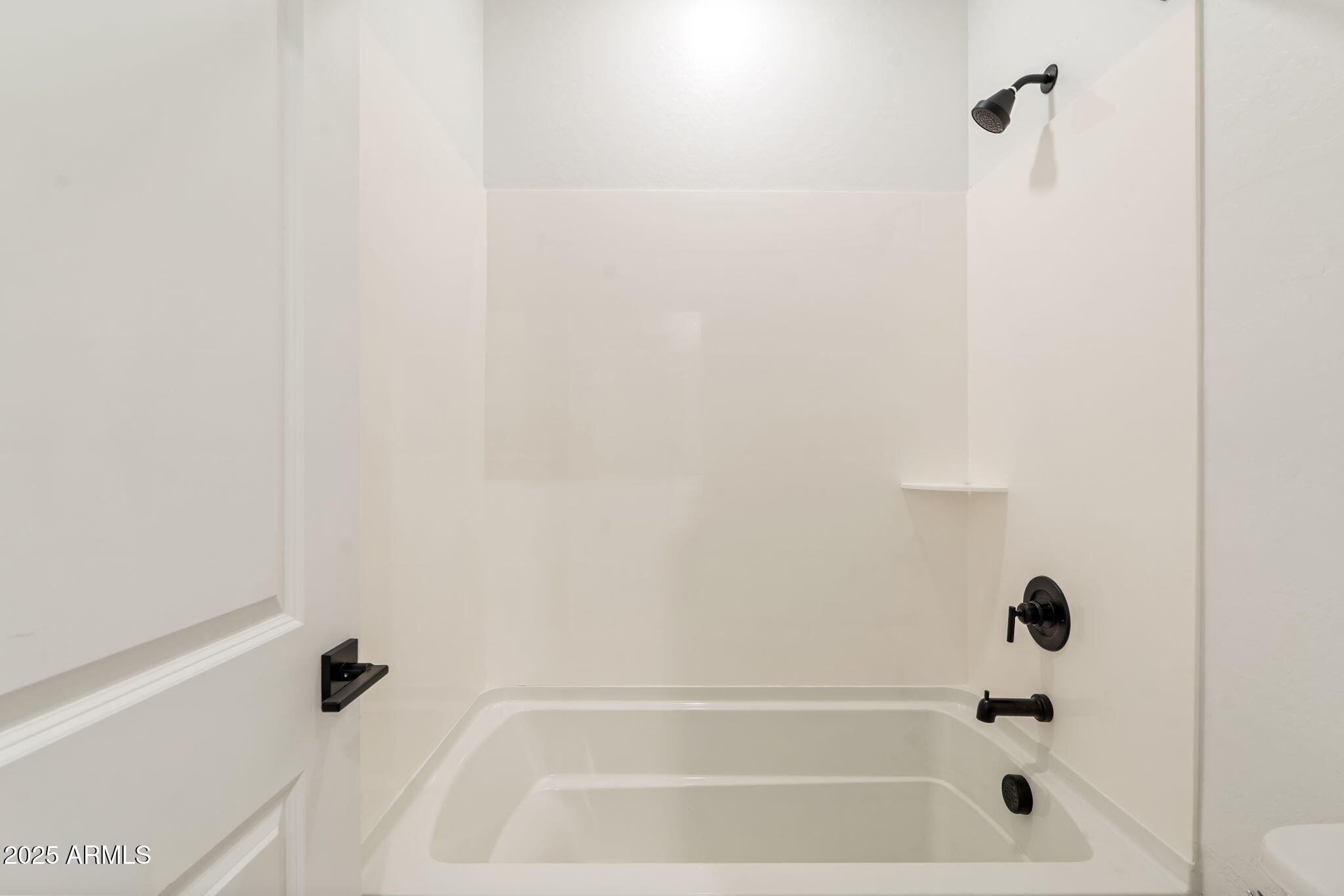 6428 North 17th Place Phoenix, AZ 85016 - Photo 40 of 48 a bathroom with a bathtub