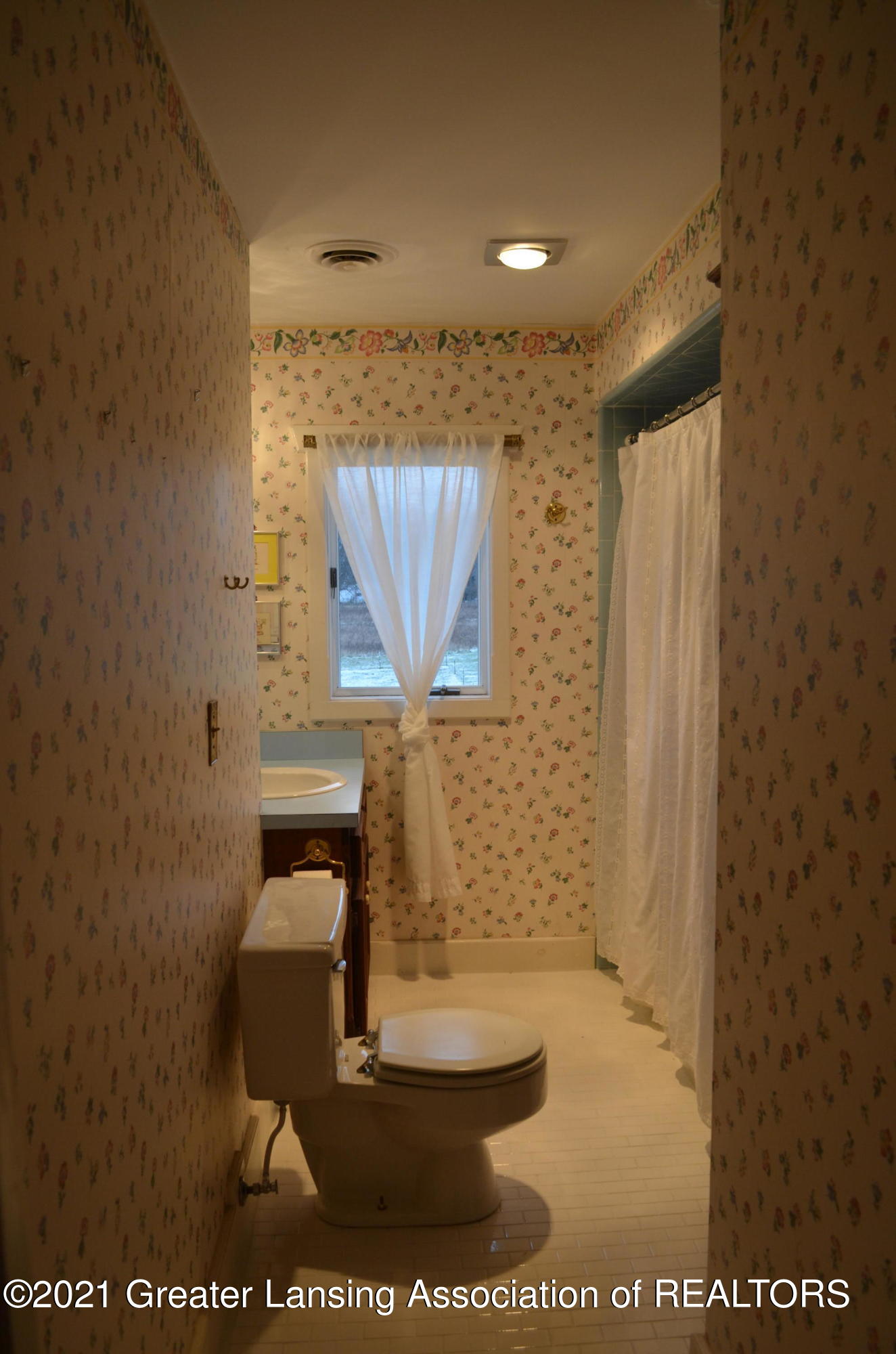 693 Grovenburg Road Mason, MI 48854 - Photo 17 of 64 2nd Floor Main Bathroom