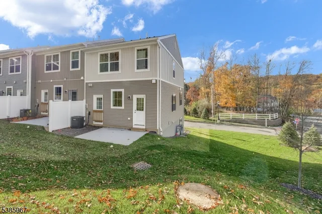 a view of a house with backyard and garden