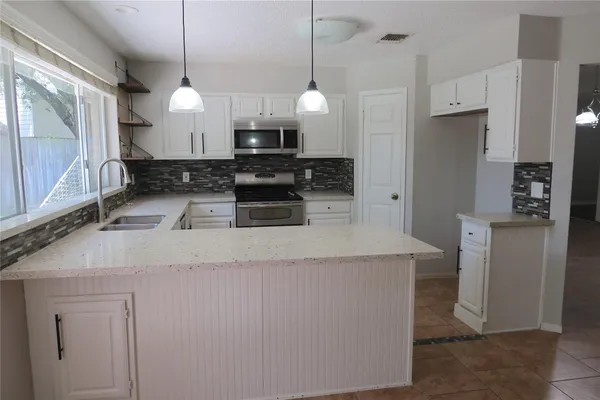 $2,200 | 7507 Sunny Oaks Way, Houston, TX 77095