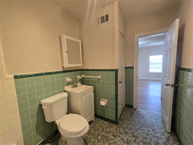 $2,100 | 5712 Maco Street, Galveston, TX 77551