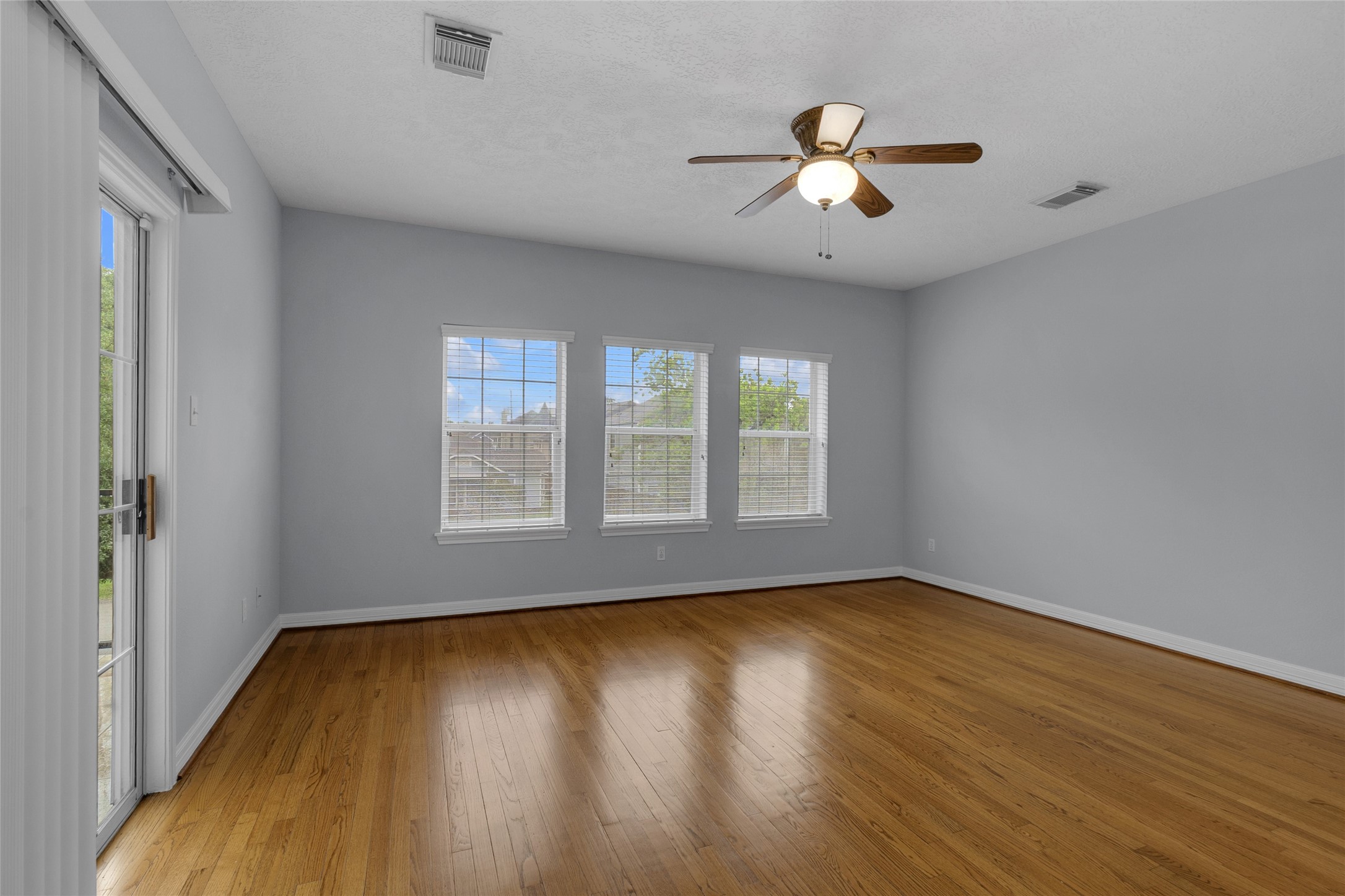 341 West 23rd Street Houston, TX 77008 - Photo 19 of 26 a view of an empty room with wooden floor and a window