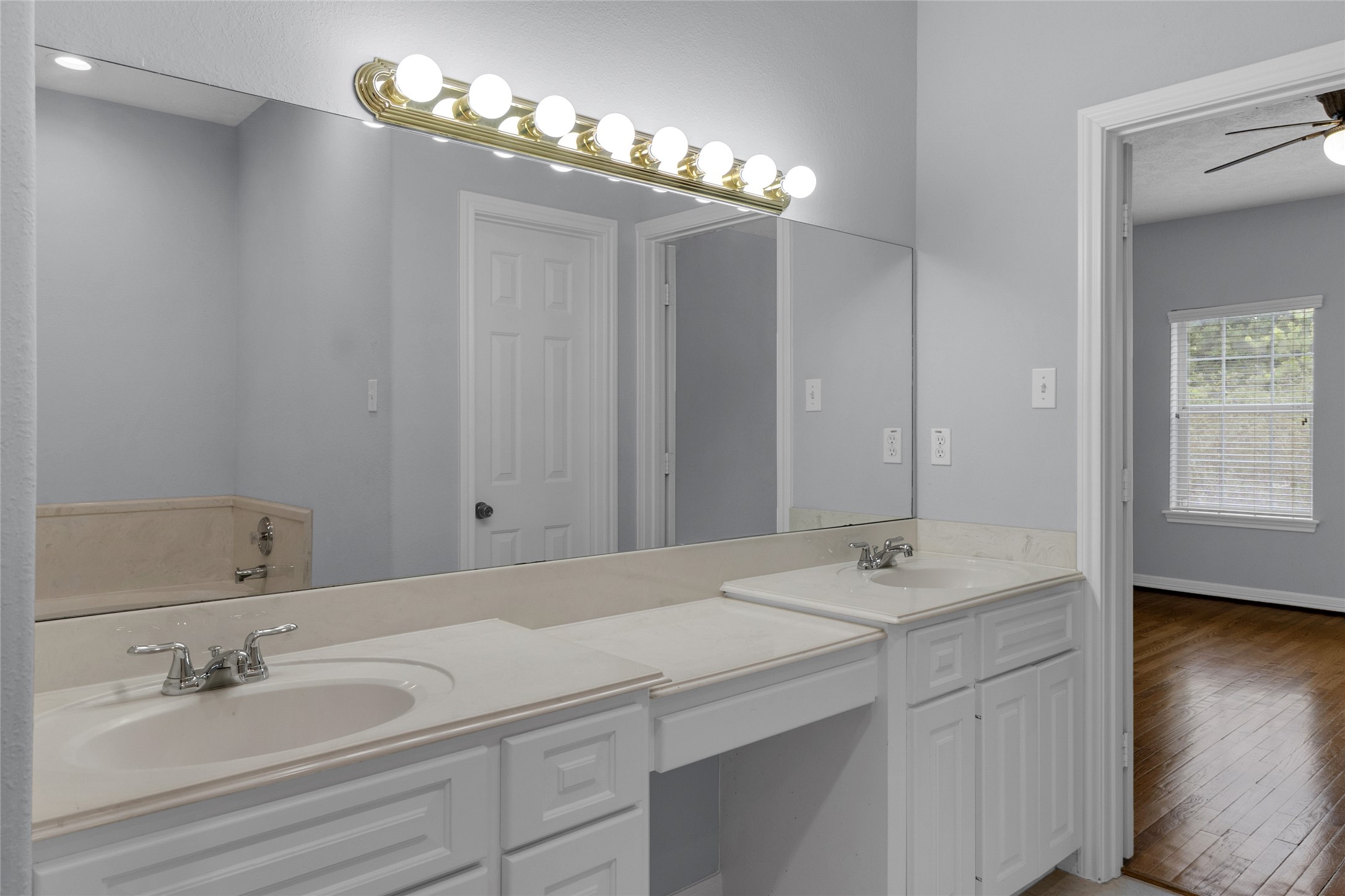 341 West 23rd Street Houston, TX 77008 - Photo 21 of 26 a bathroom with a sink and a mirror