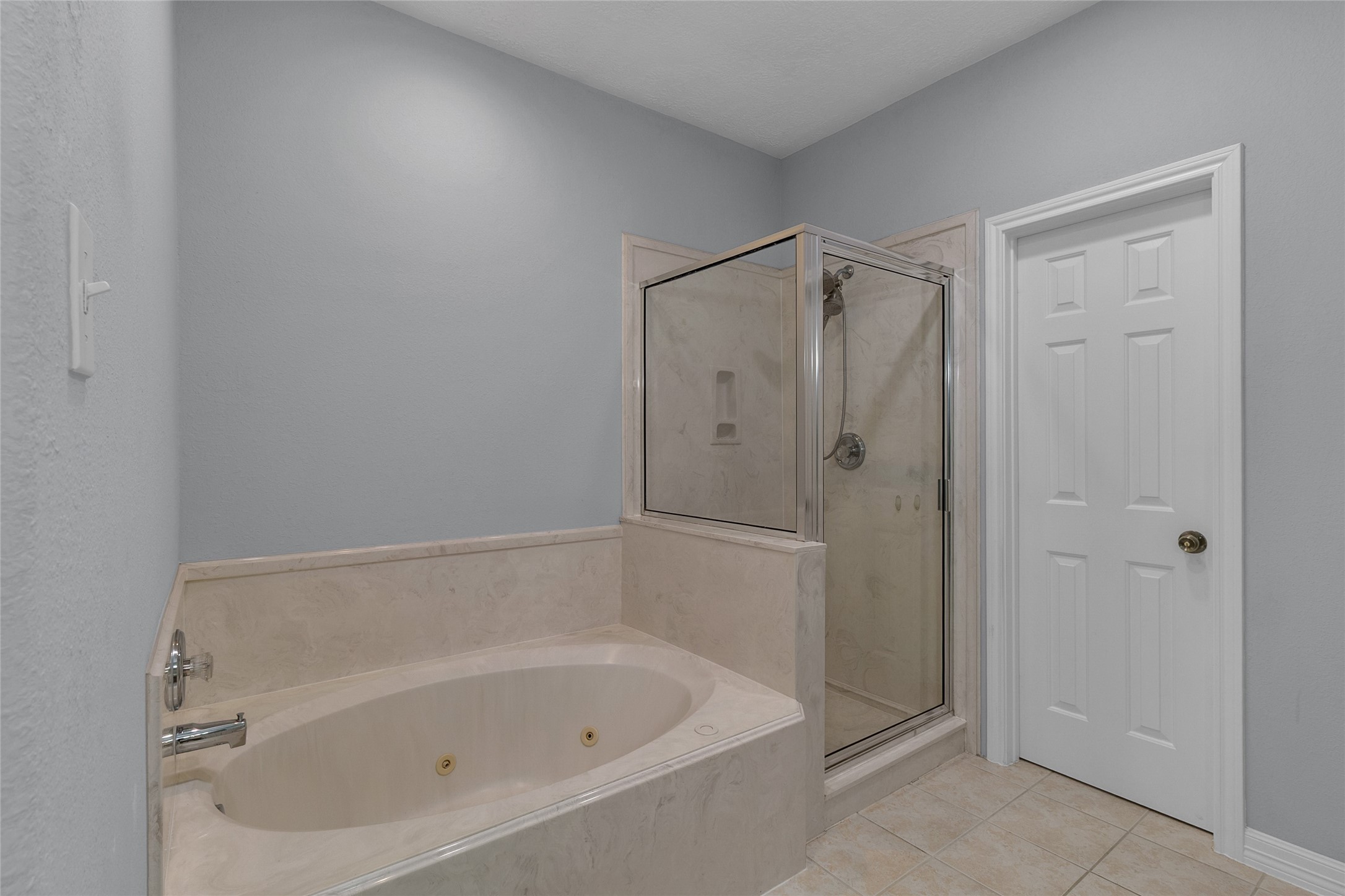 341 West 23rd Street Houston, TX 77008 - Photo 23 of 26 a bathroom with a bathtub