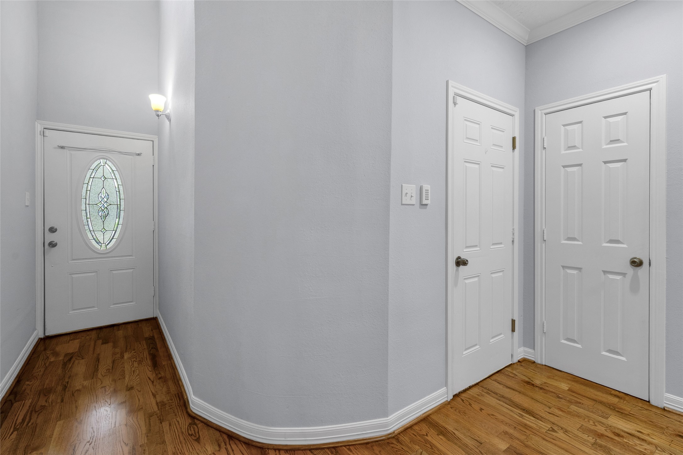 341 West 23rd Street Houston, TX 77008 - Photo 3 of 26 a view of a hallway with wooden floor and closet