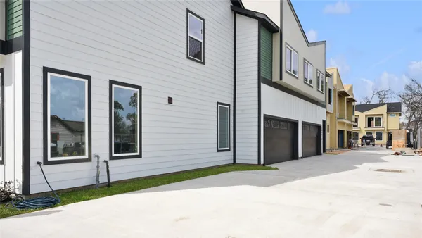 $2,275 | 1315 Knight Street, Unit 1, Houston, TX 77022