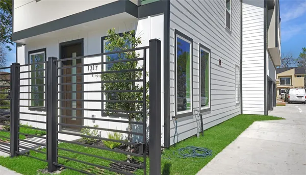 $2,275 | 1315 Knight Street, Unit 1, Houston, TX 77022