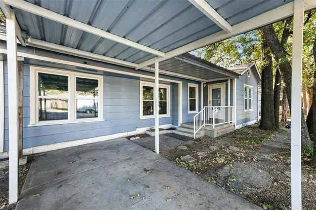 a wooden bench sitting in front of a house