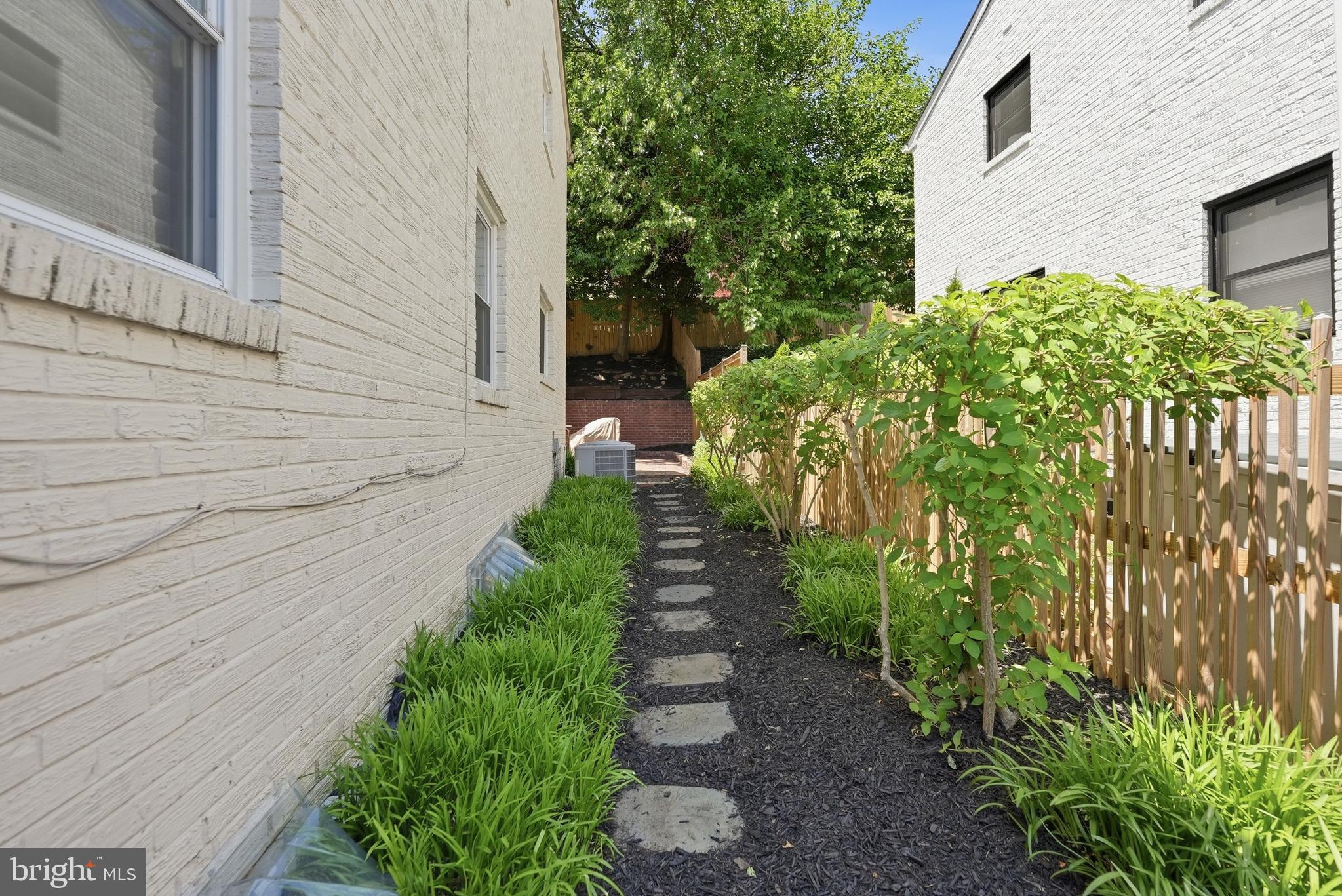 2722 Hickory Street Alexandria, VA 22305 - Photo 9 of 9 Side yard