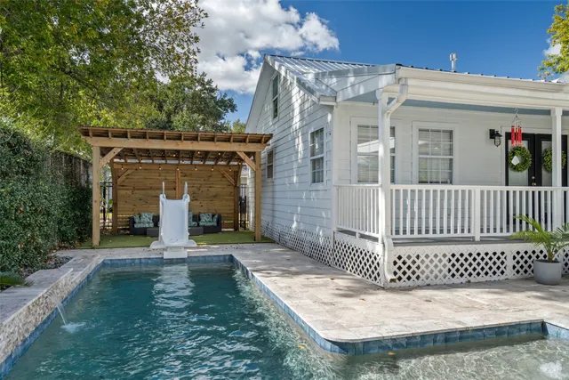 $539,000 | 327 Middleton Street, Bacliff, TX 77518