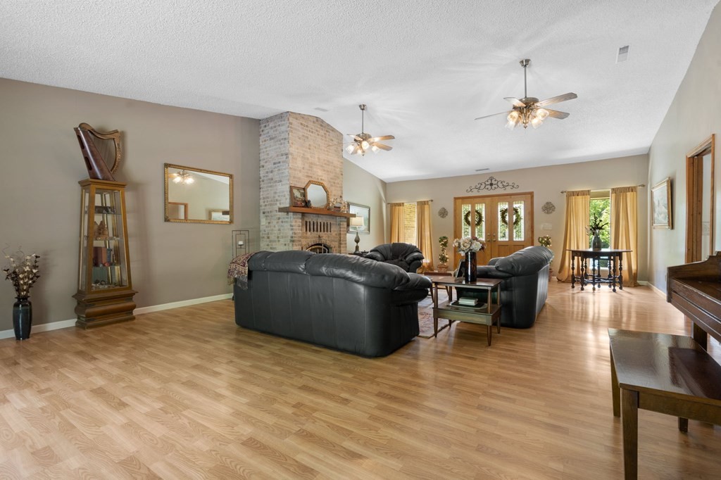 5597 South No Pone Valley Road Decatur, TN 37322 - Photo 12 of 44 a living room with furniture