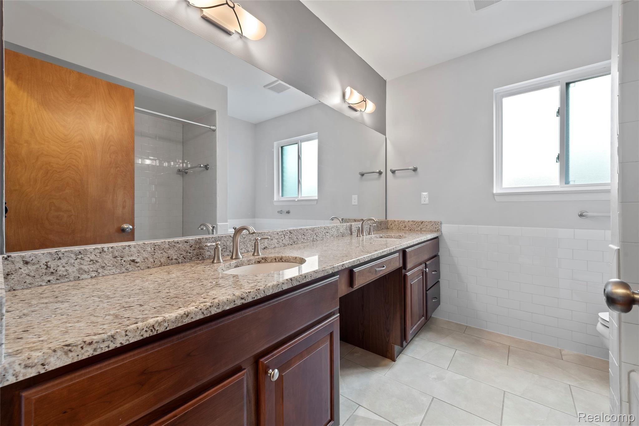 750 Canterbury Road Grosse Pointe, MI 48236 - Photo 30 of 47 Hallway bathroom