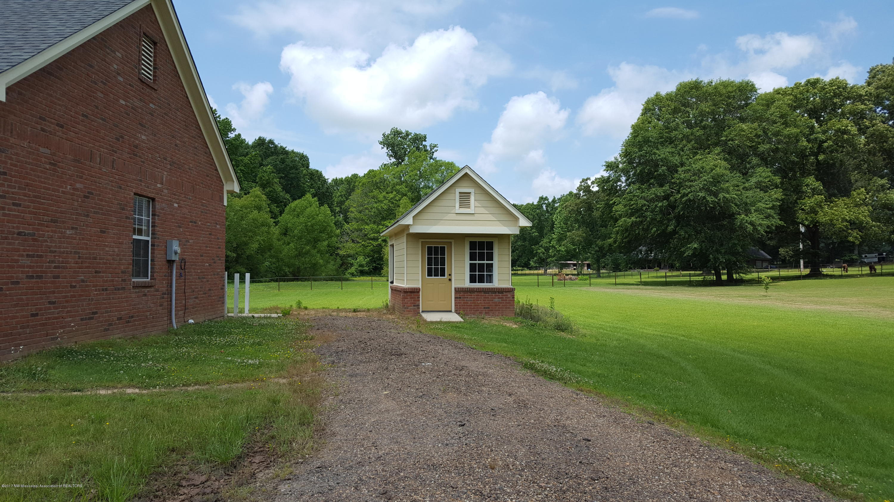 395 Oakley Road Senatobia, MS 38668 - Photo 3 of 8 395 Oakley Rd # 3