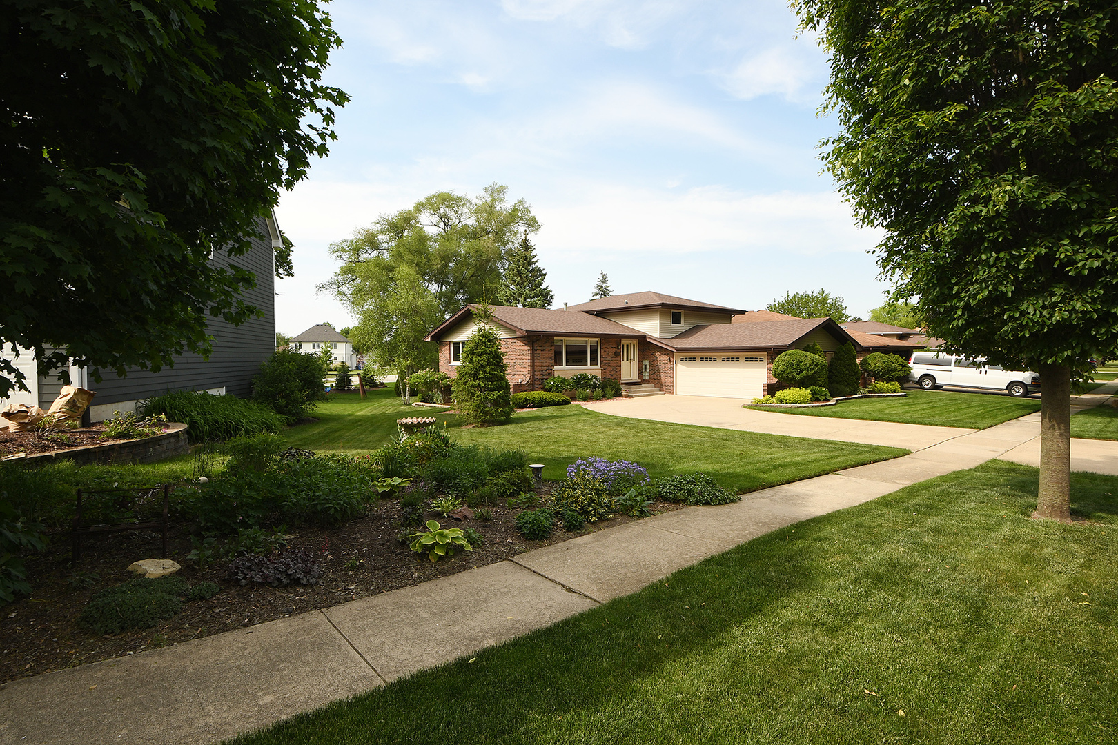 10918 3rd Street Mokena, IL 60448 - Photo 11 of 40 a front view of a house with garden