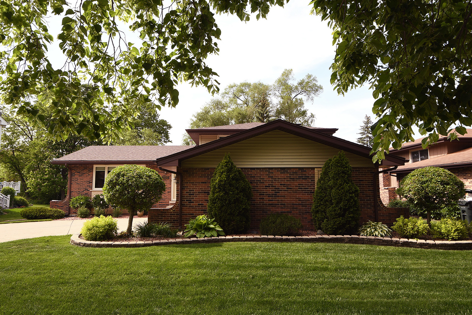 10918 3rd Street Mokena, IL 60448 - Photo 8 of 40 a front view of a house with a yard