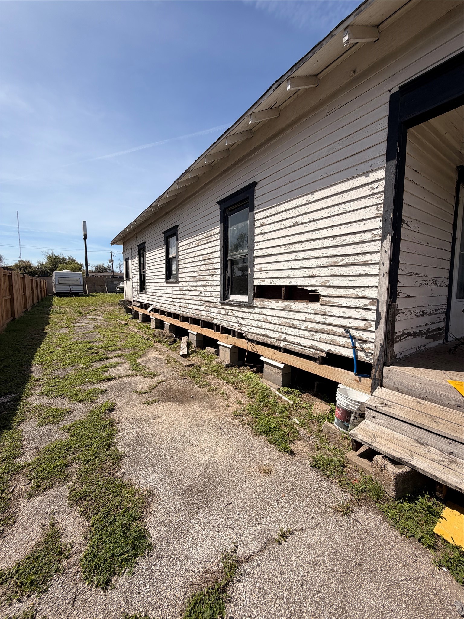118 Van Molan Street Houston, TX 77022 - Photo 13 of 15 a backyard of a house