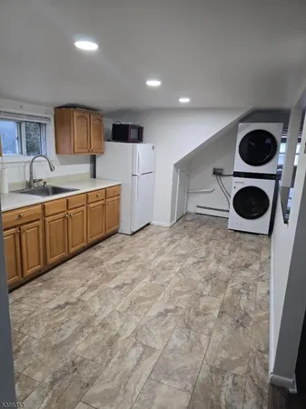 $1,900 | 18 Donna Drive, Unit 2, Wood-Ridge, NJ 07075