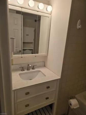 $1,900 | 18 Donna Drive, Unit 2, Wood-Ridge, NJ 07075